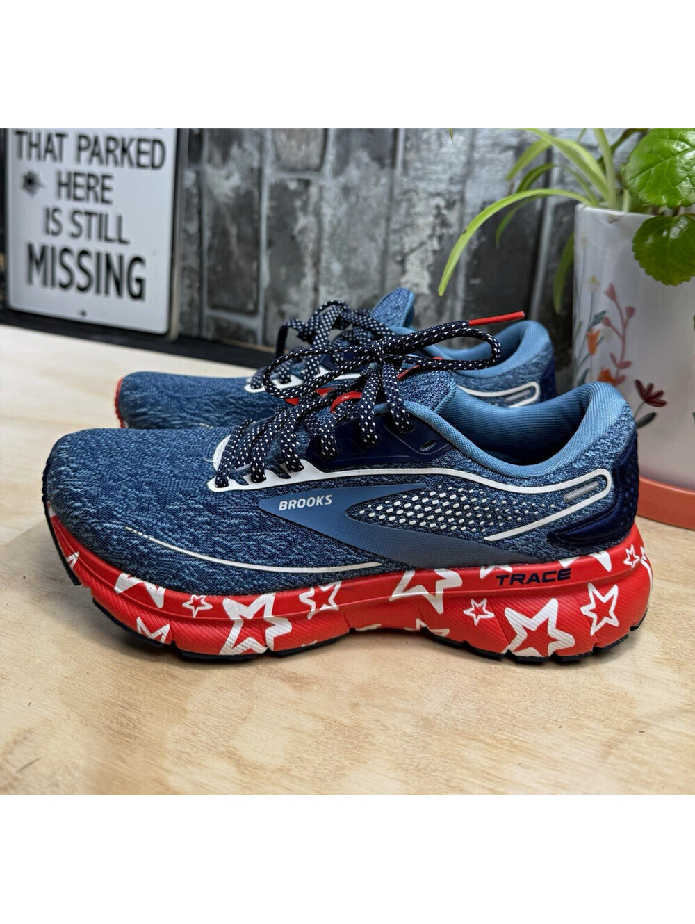 Limited edition Brooks Trace Women's Runniing shoes Stars Blue/Red/White US 5B